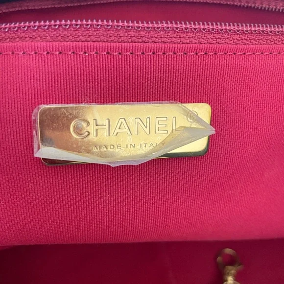 CHANEL 19 Black Leather Tote Handbag Mint 100% Authentic. - Picture 6 of 16